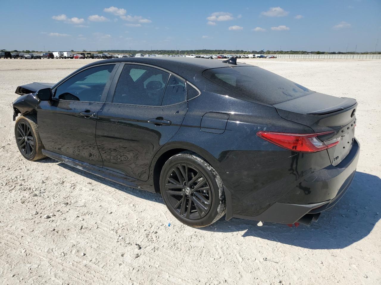 2025 Toyota Camry - zdjęcie 2