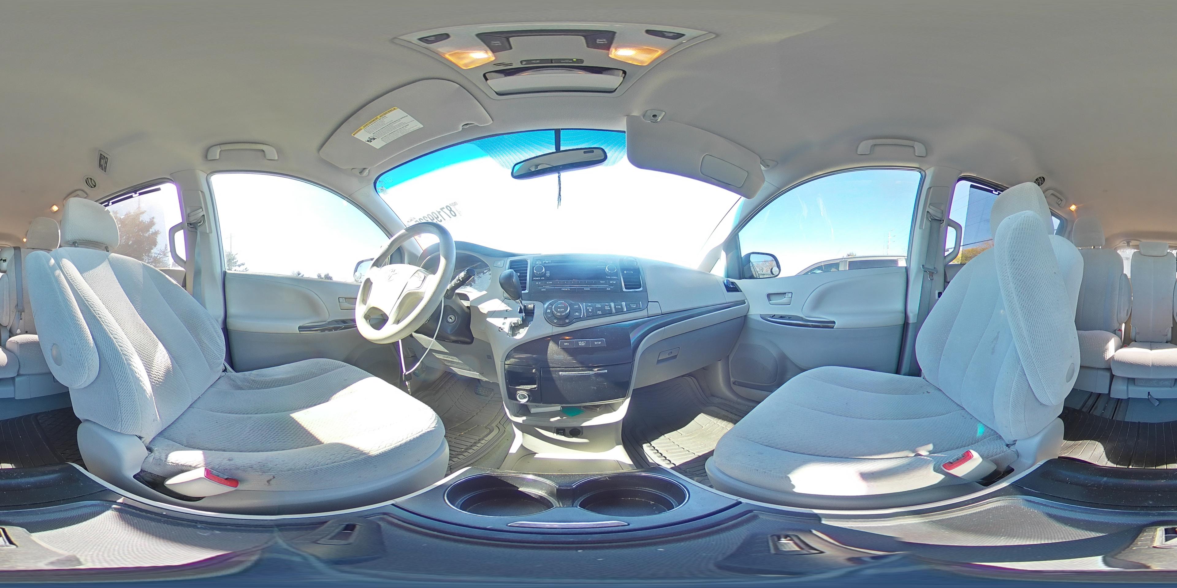 2013 Toyota Sienna - zdjęcie 15