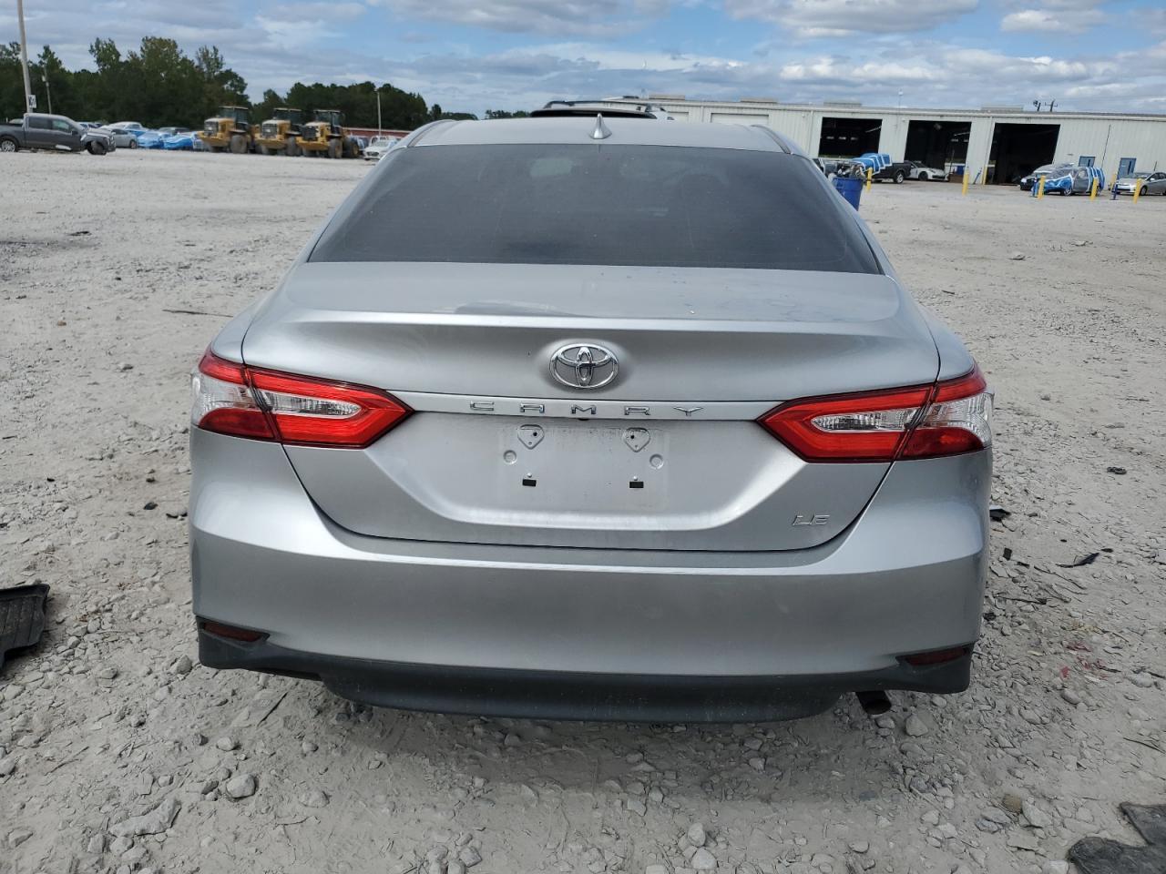 2020 Toyota Camry Le - zdjęcie 6