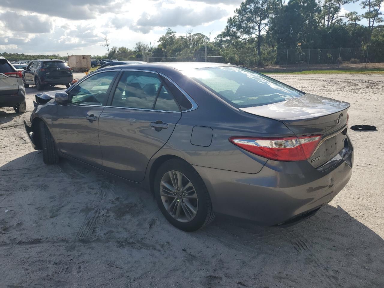 2017 Toyota Camry Le - zdjęcie 2