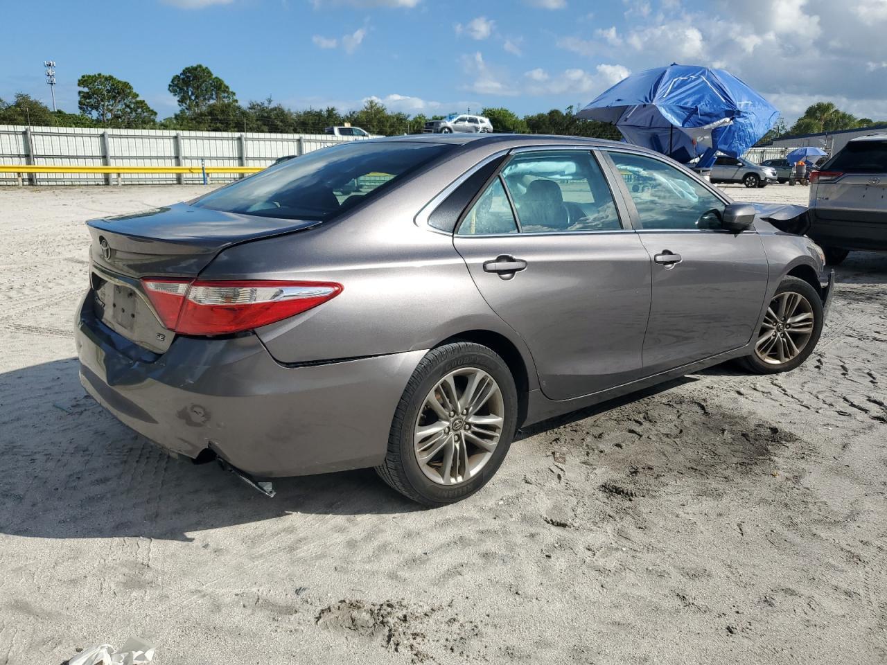 2017 Toyota Camry Le - zdjęcie 3