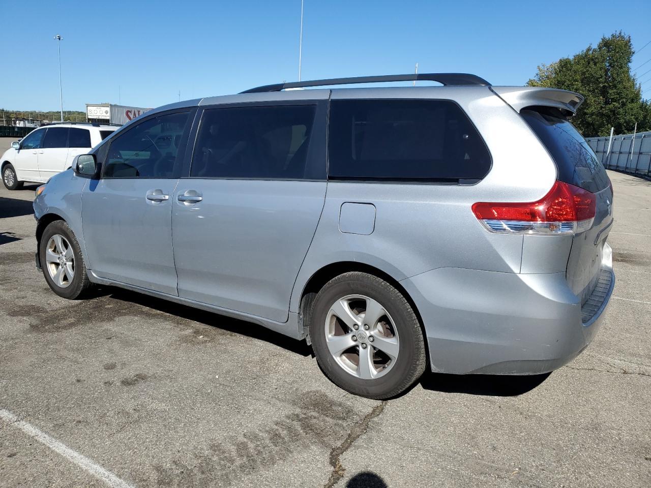2013 Toyota Sienna - zdjęcie 2