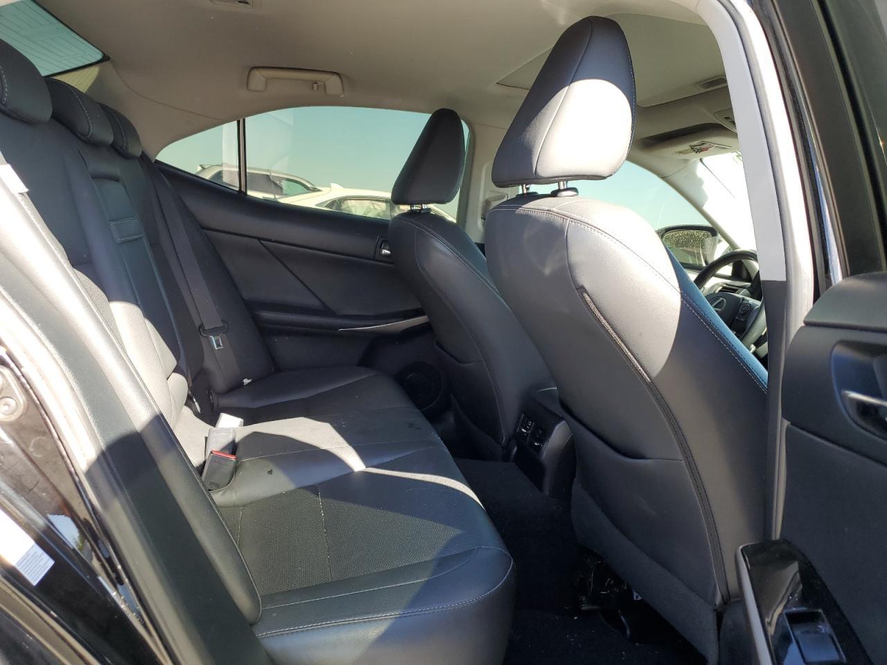 2015 Lexus IS - zdjęcie 10