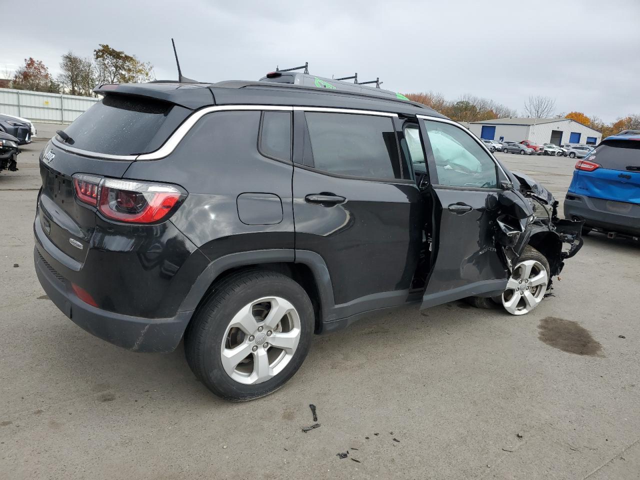 2021 Jeep Compass Latitude - zdjęcie 3