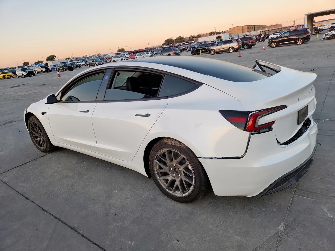 2024 Tesla Model 3 - zdjęcie 2