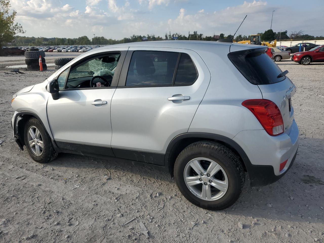 2022 Chevrolet Trax Ls - zdjęcie 2