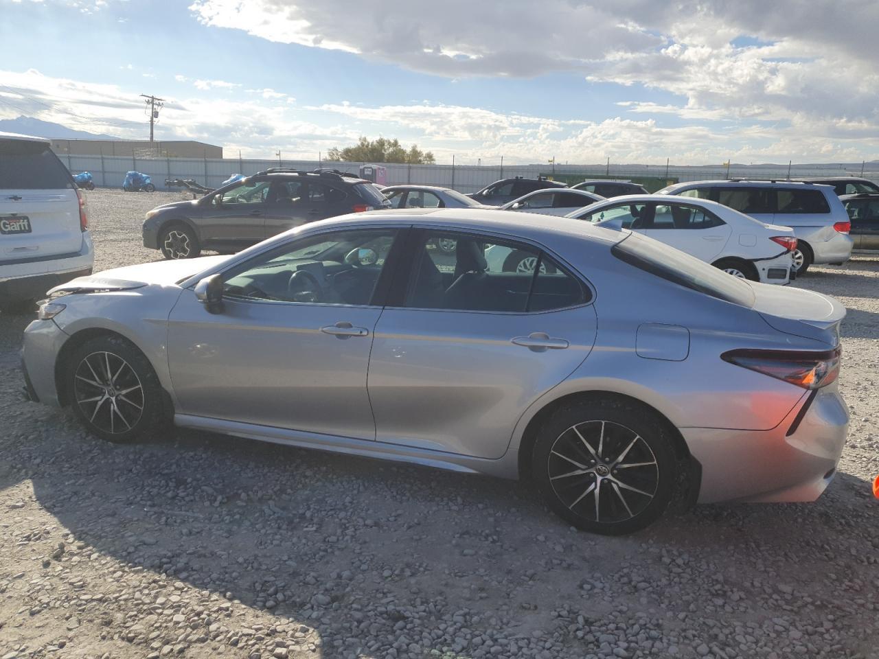 2022 Toyota Camry Night Shade - zdjęcie 2