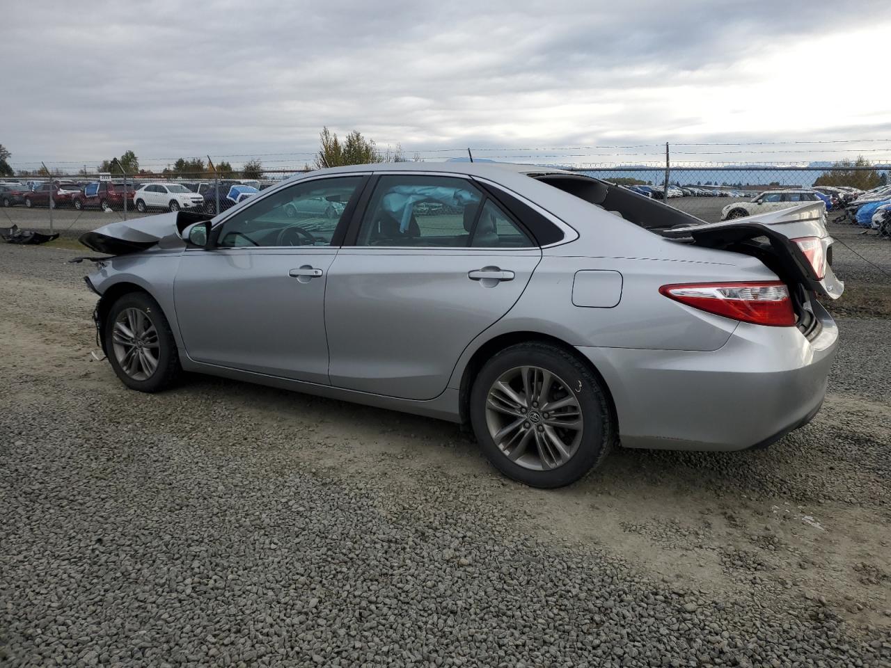 2016 Toyota Camry Le - zdjęcie 2