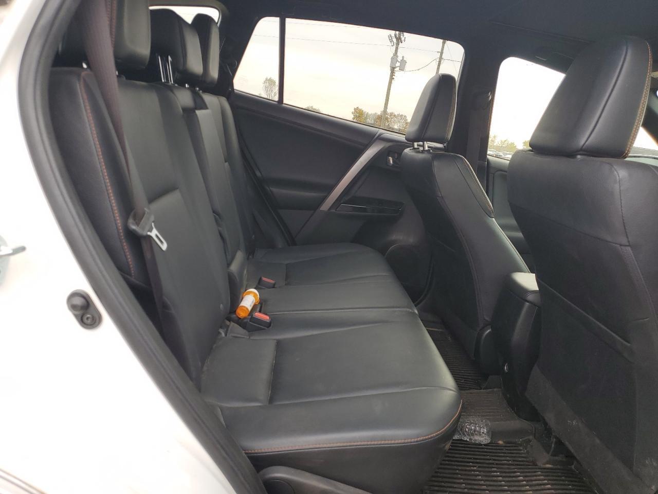 2016 Toyota Rav4 Se - zdjęcie 11