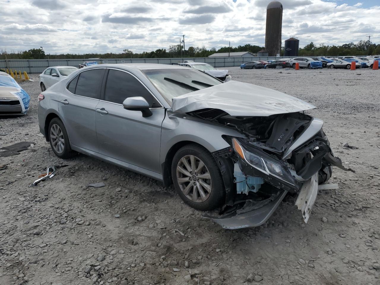 2020 Toyota Camry Le - zdjęcie 4