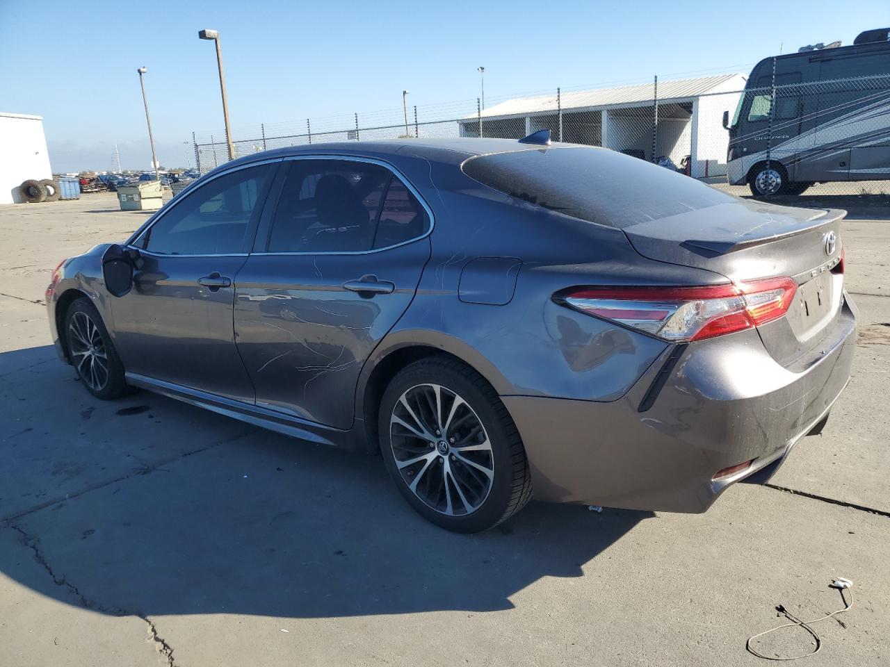 2018 Toyota Camry - zdjęcie 2