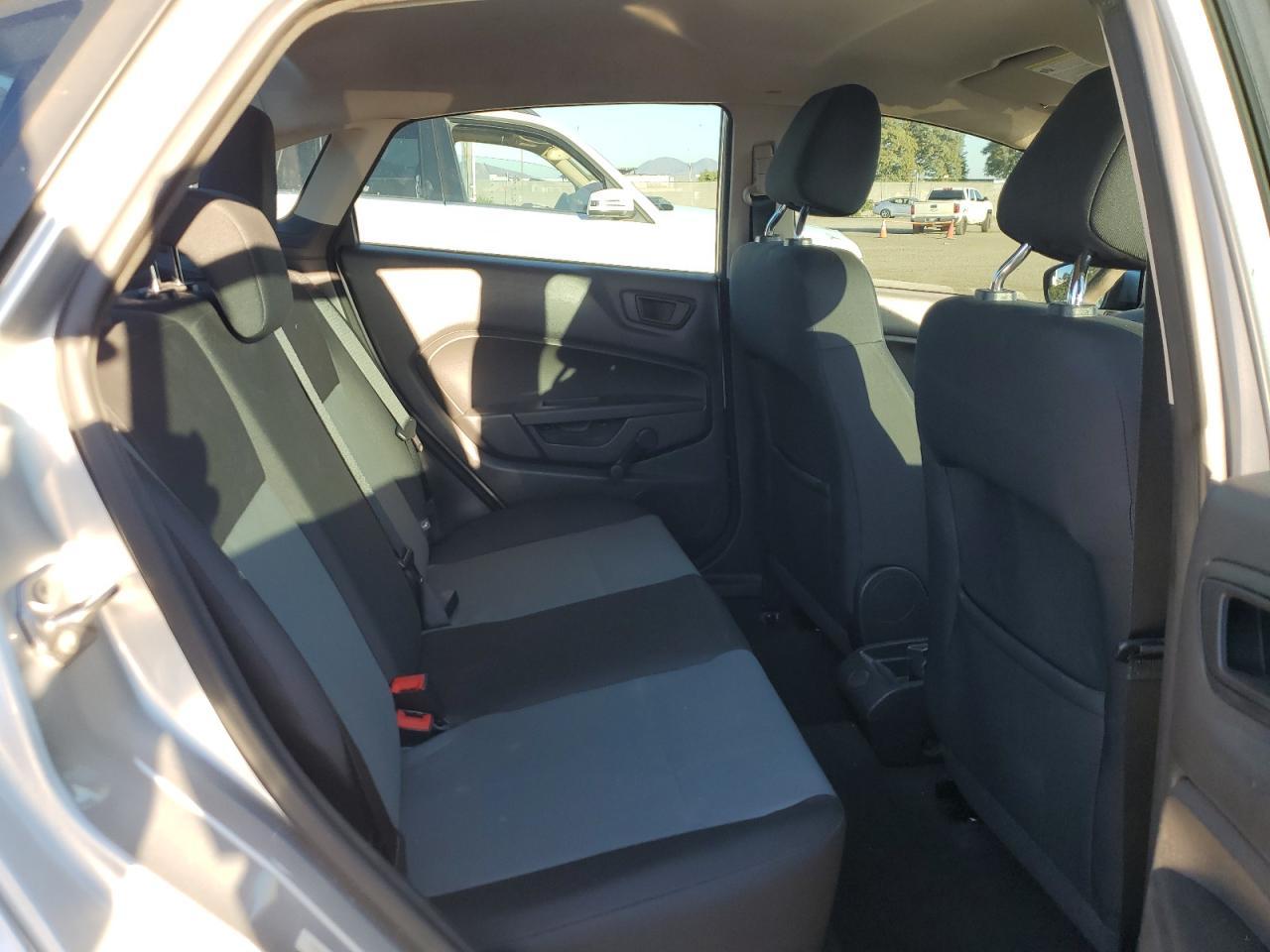 2016 Ford Fiesta S - zdjęcie 10