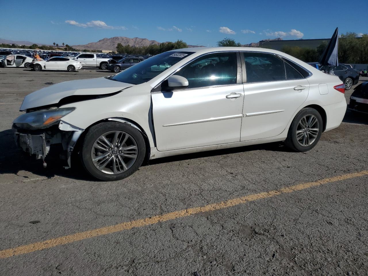 2016 Toyota Camry Le - zdjęcie główne