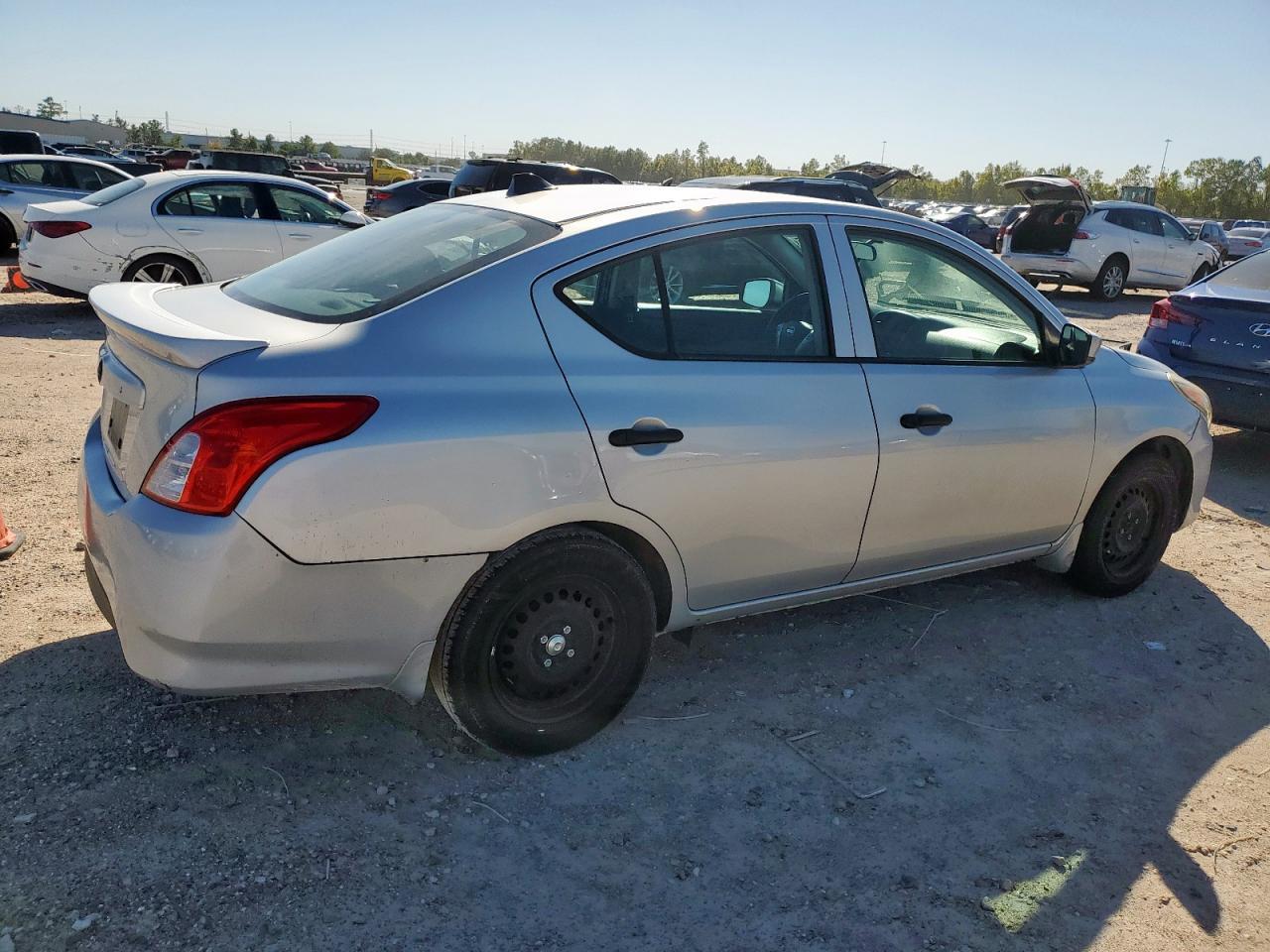 2016 Nissan Versa S - zdjęcie 3