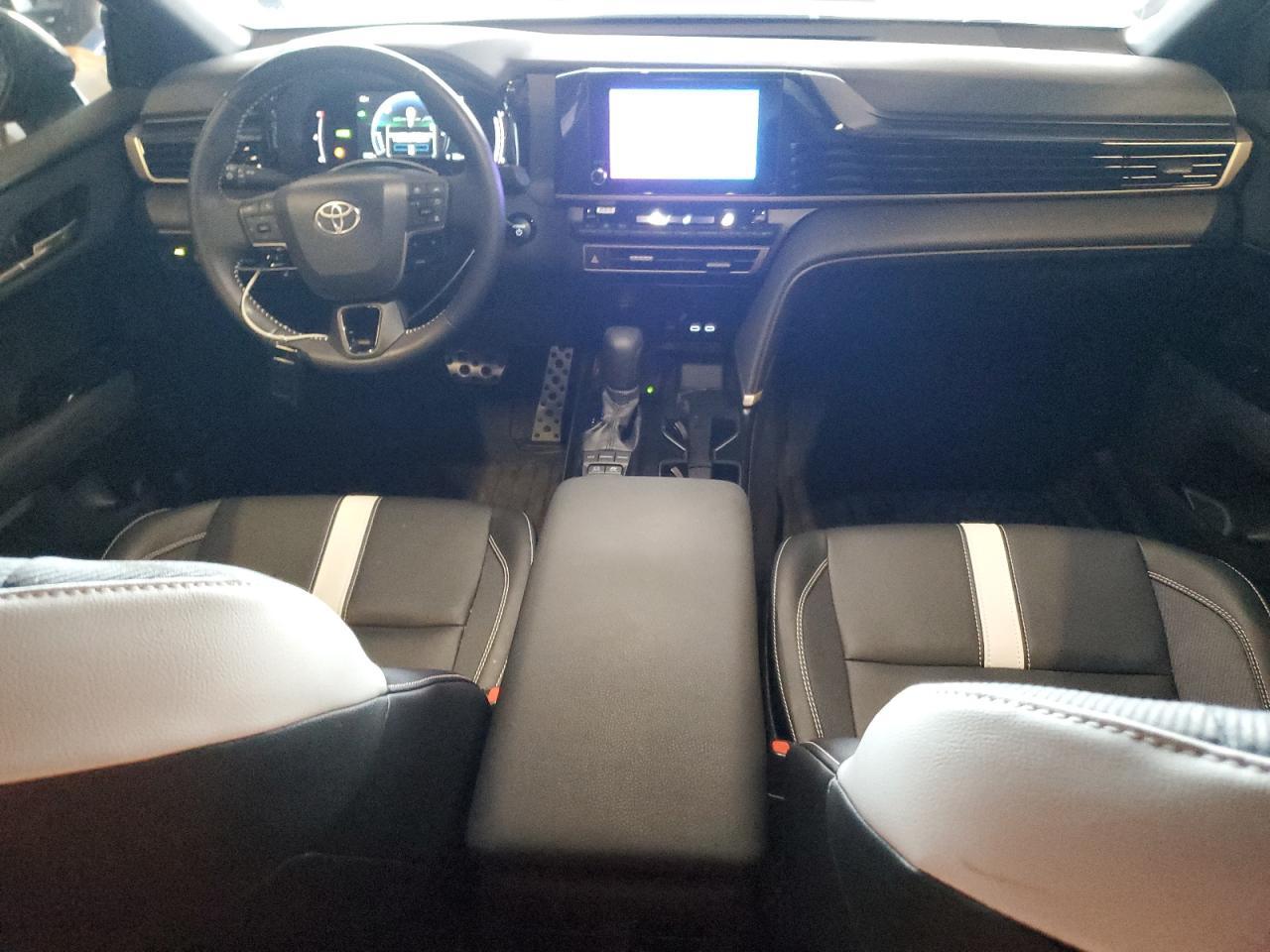 2025 Toyota Camry - zdjęcie 8