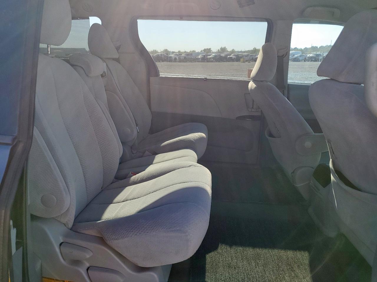 2013 Toyota Sienna - zdjęcie 11