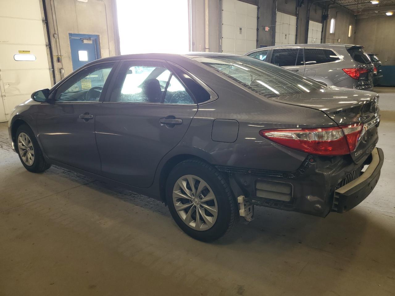 2016 Toyota Camry Le - zdjęcie 2