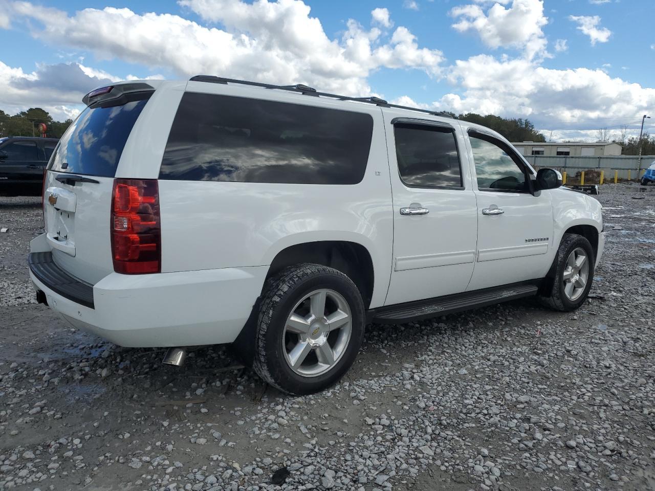 2013 Chevrolet Suburban C1500 Lt - zdjęcie 3