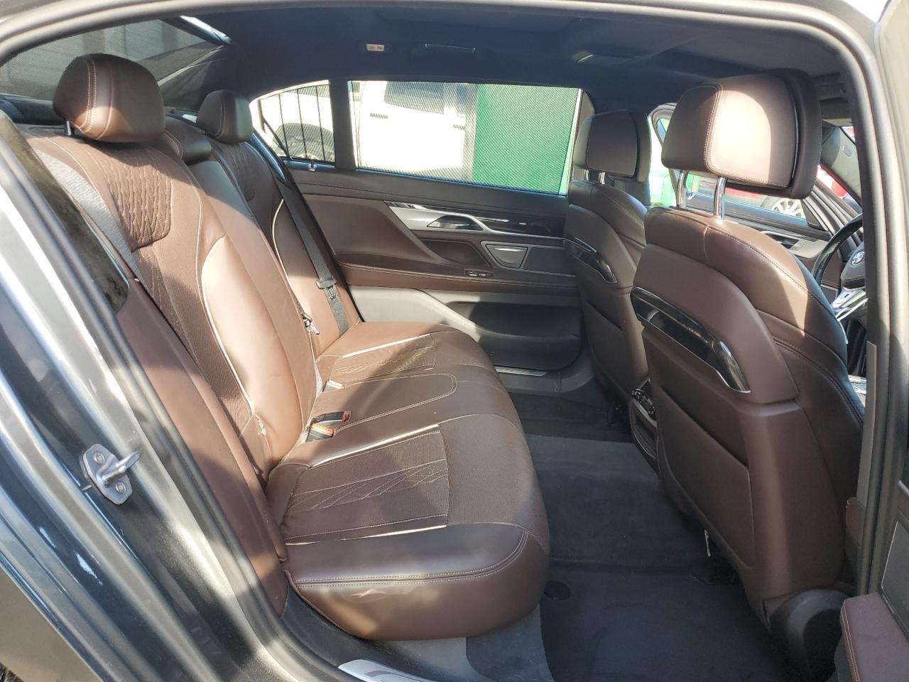 2016 BMW 750 Xi - zdjęcie 10