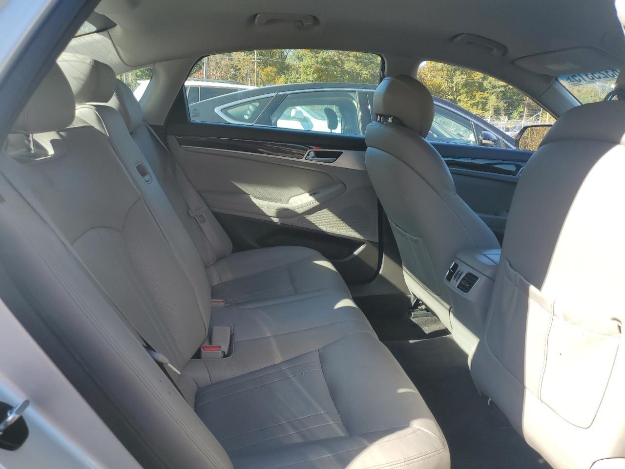 2016 Hyundai Genesis - zdjęcie 10