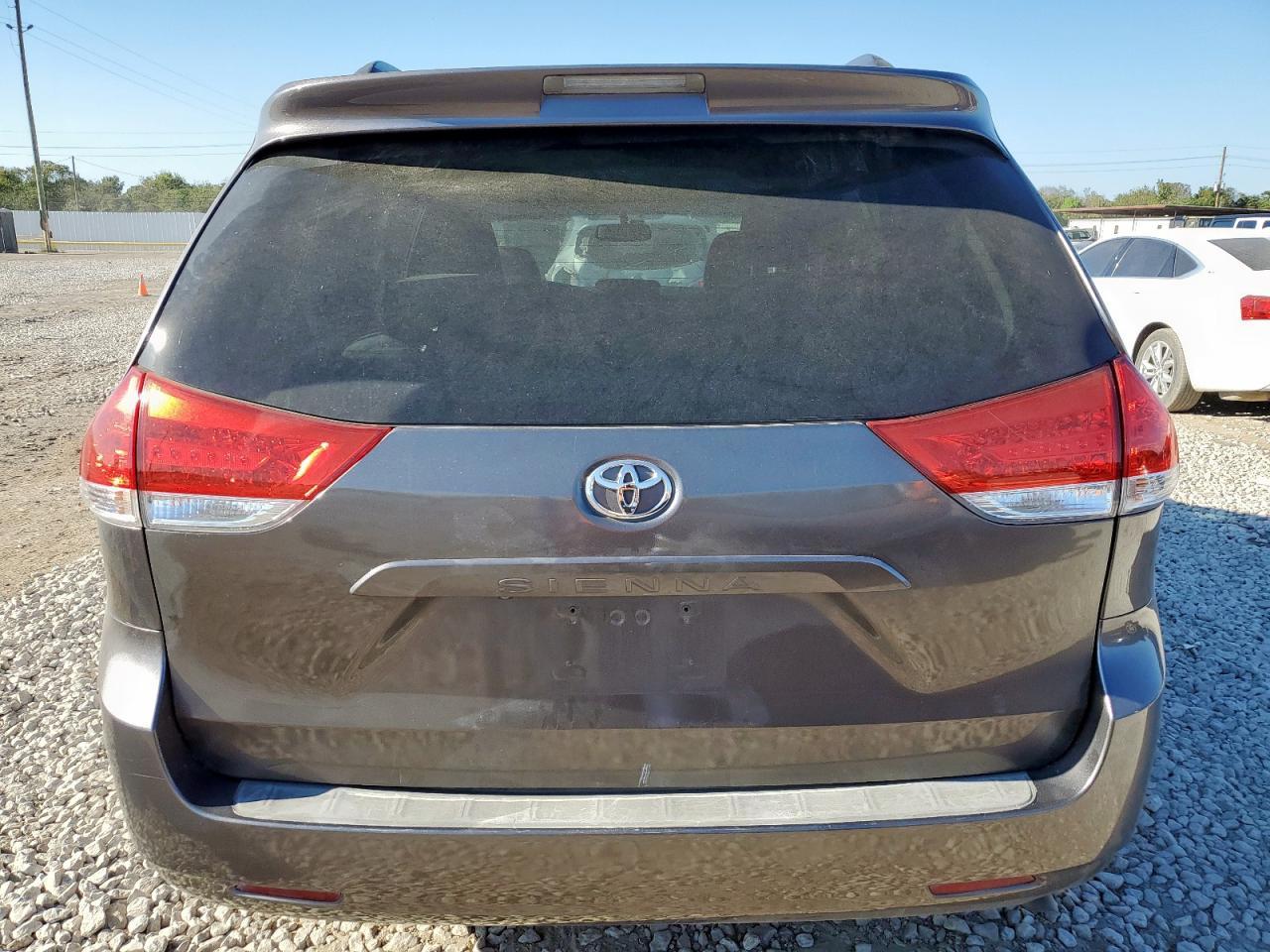 2013 Toyota Sienna - zdjęcie 6