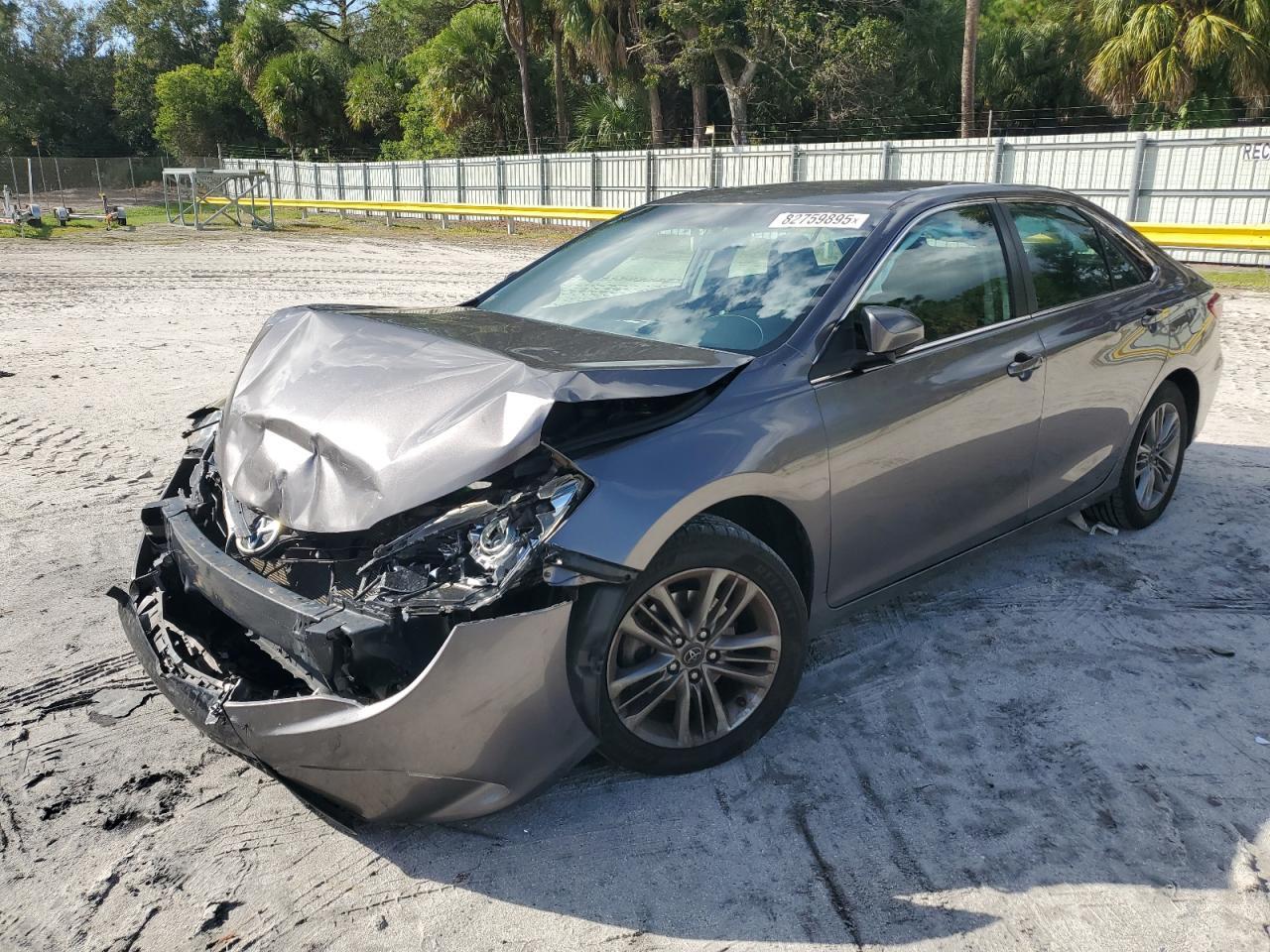 2017 Toyota Camry Le - zdjęcie główne