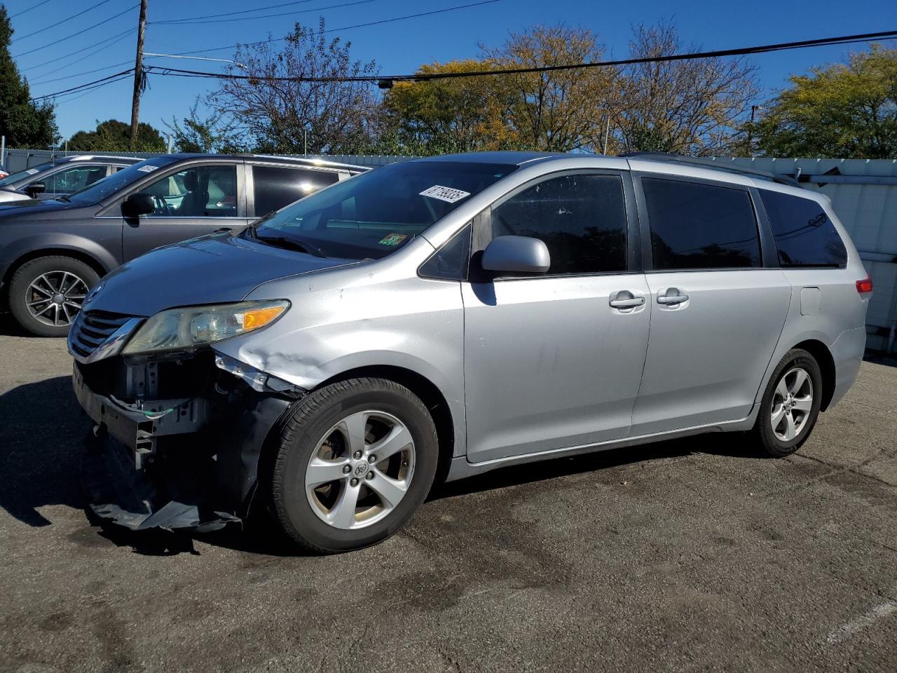 2013 Toyota Sienna - zdjęcie główne