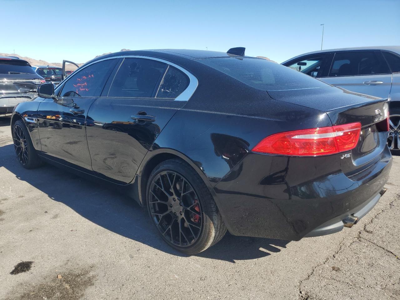 2017 Jaguar Xe Premium - zdjęcie 2