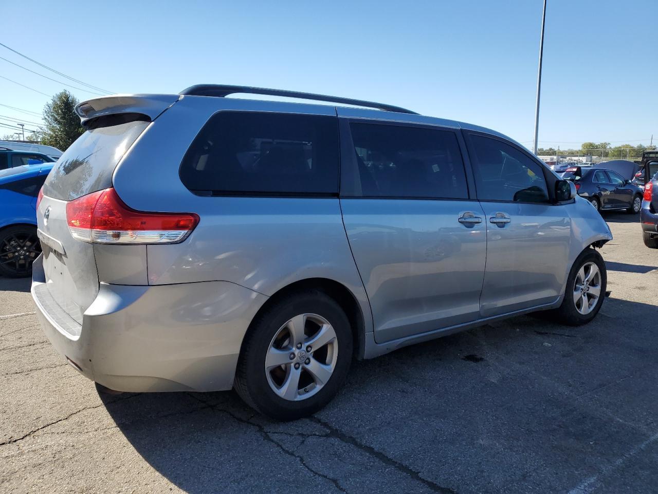 2013 Toyota Sienna - zdjęcie 3