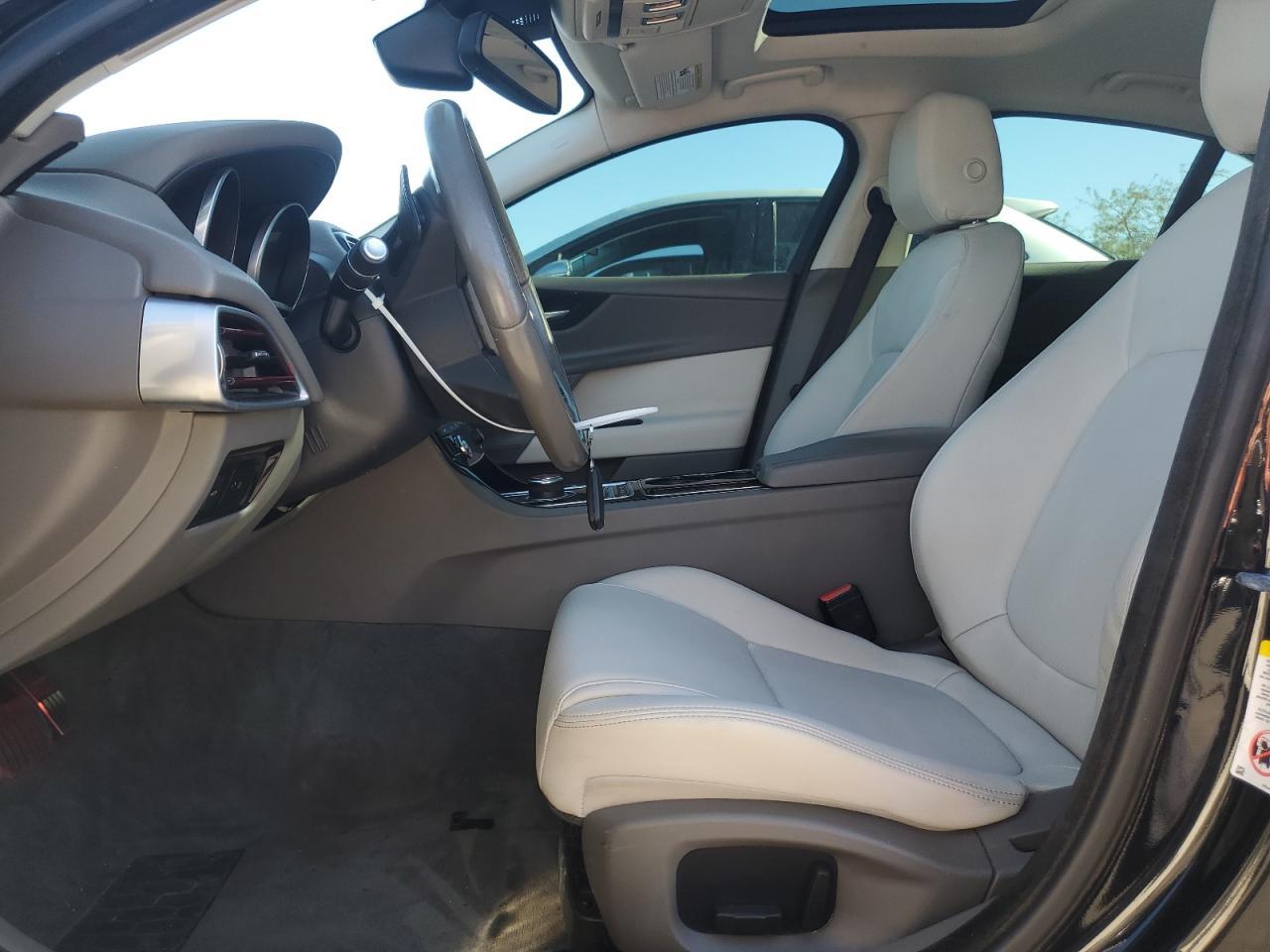 2017 Jaguar Xe Premium - zdjęcie 7