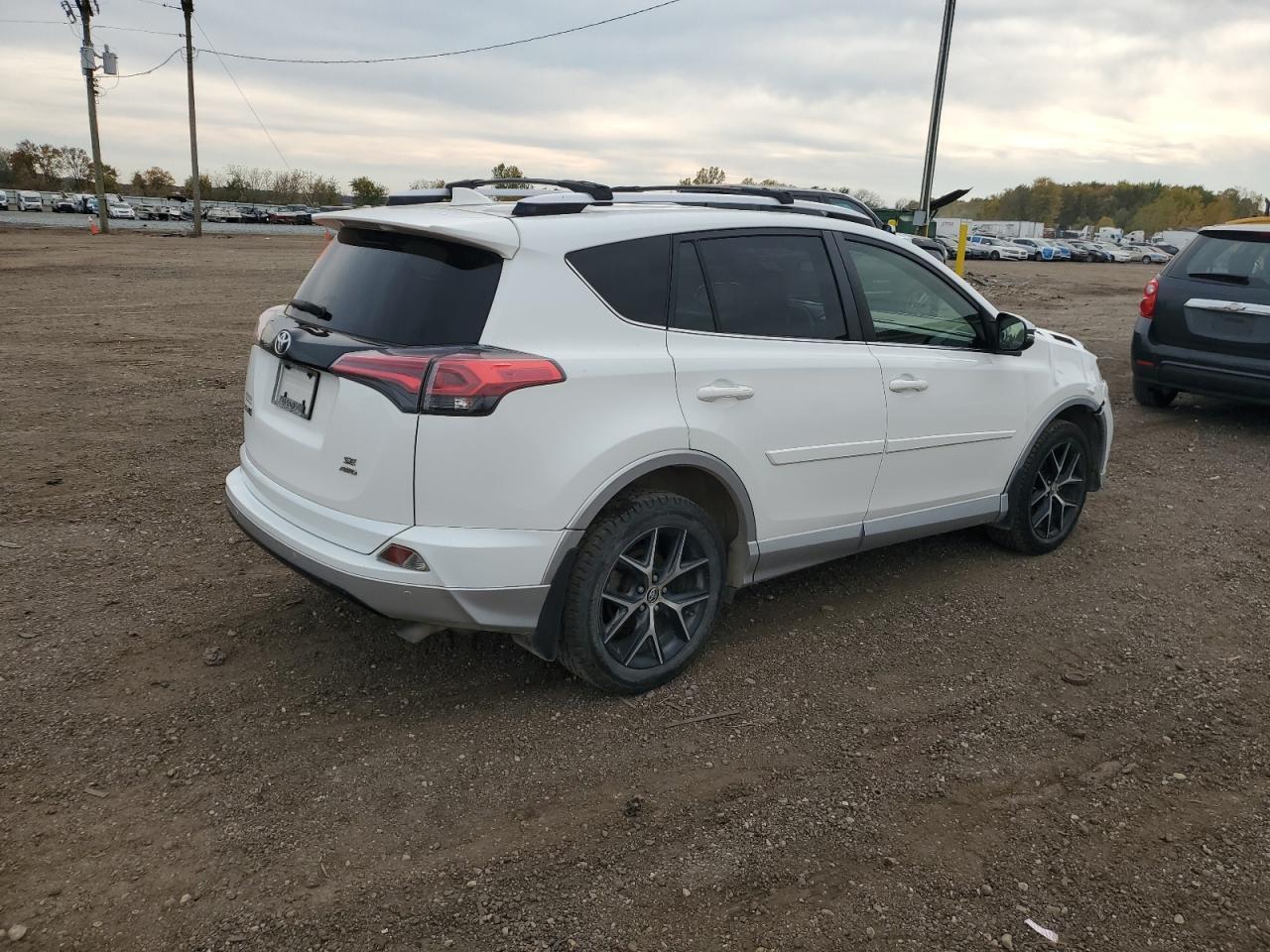 2016 Toyota Rav4 Se - zdjęcie 3