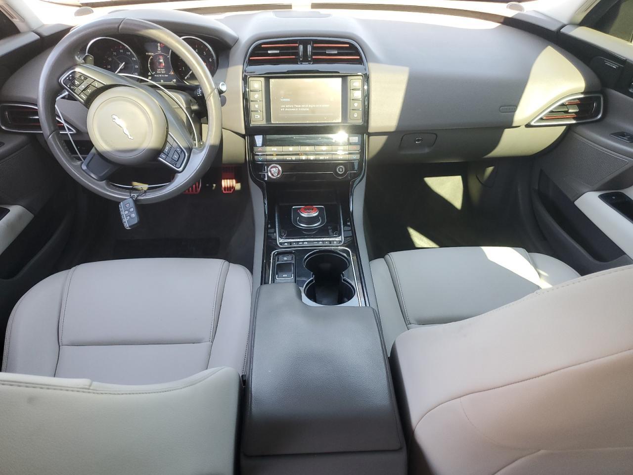 2017 Jaguar Xe Premium - zdjęcie 8