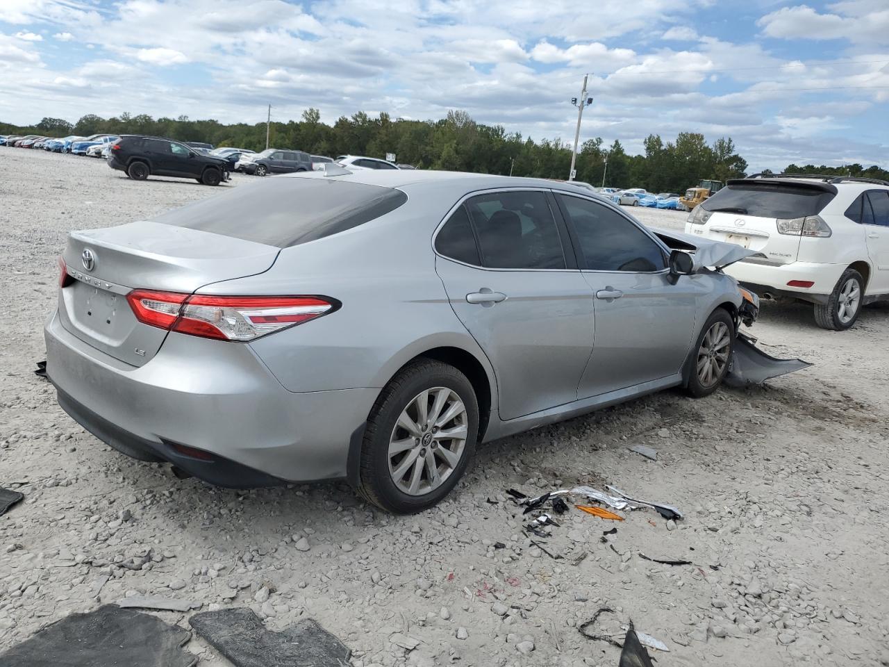 2020 Toyota Camry Le - zdjęcie 3