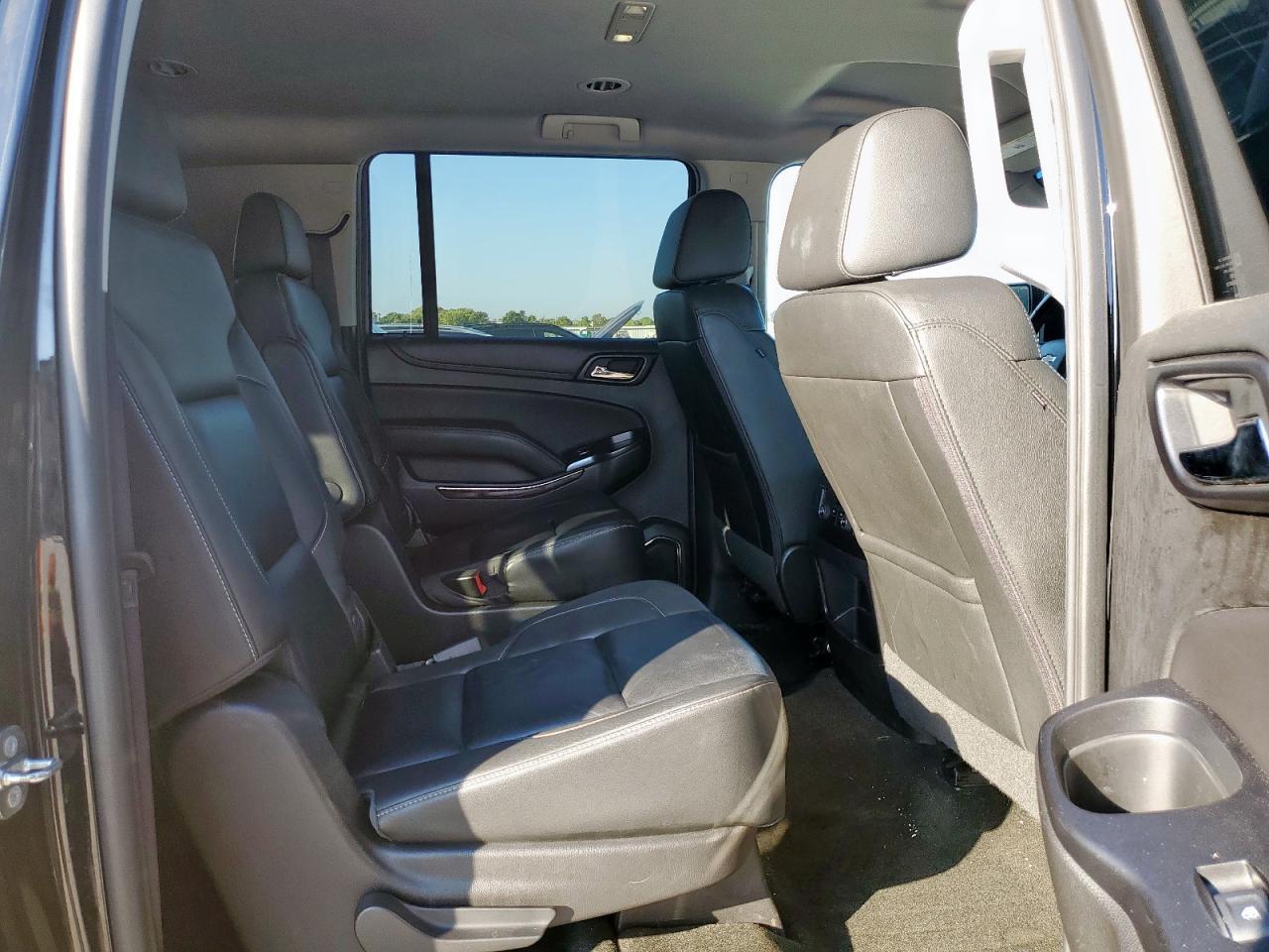2017 Chevrolet Suburban - zdjęcie 11