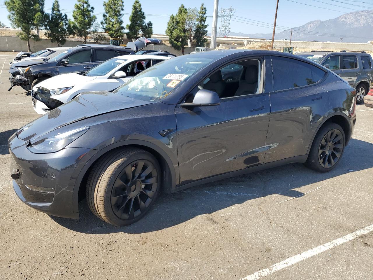 2025 Tesla Model Y - zdjęcie główne