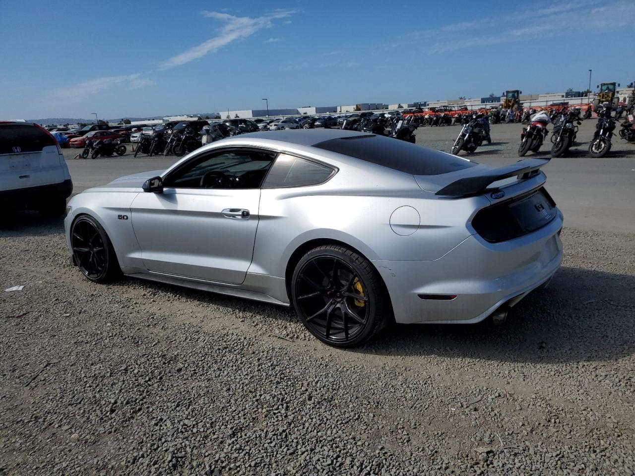 2017 Ford Mustang - zdjęcie 2