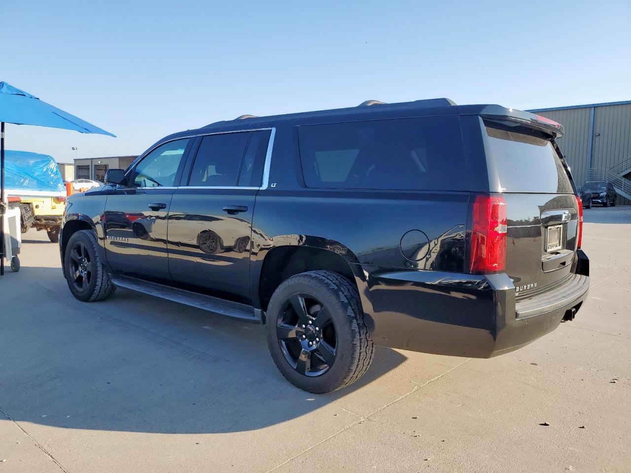 2017 Chevrolet Suburban - zdjęcie 2