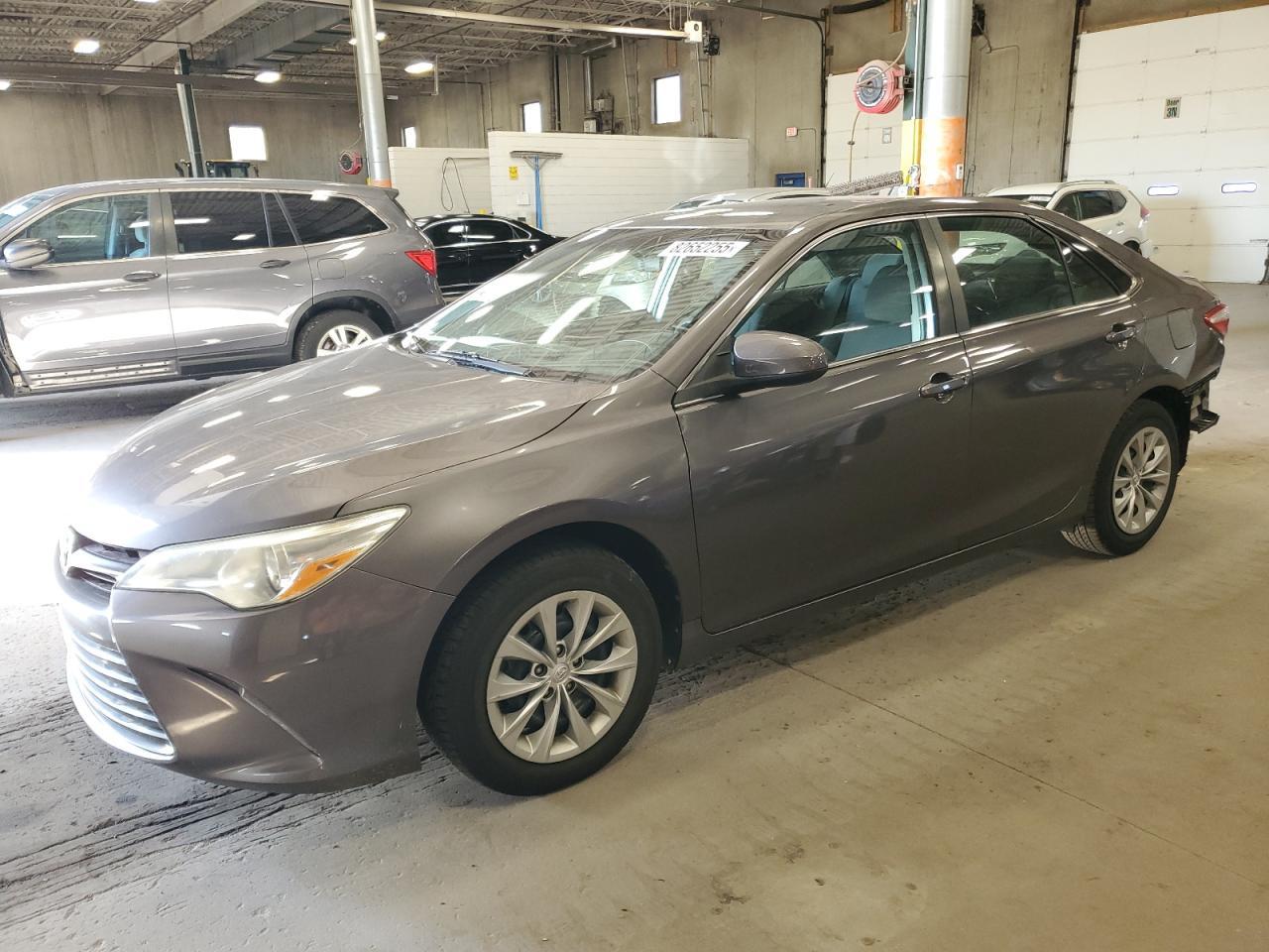 2016 Toyota Camry Le - zdjęcie główne