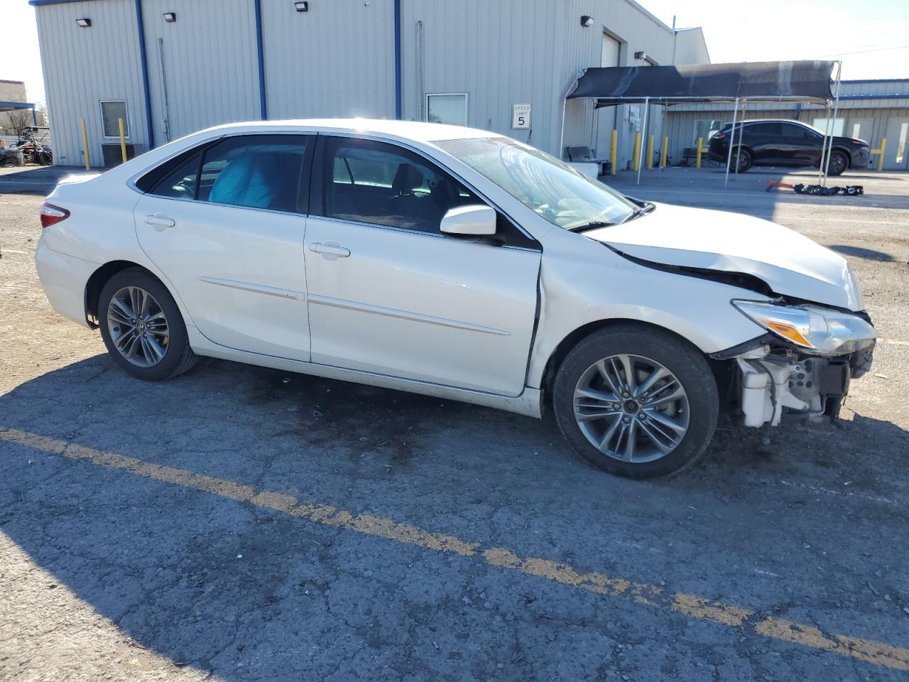 2016 Toyota Camry Le - zdjęcie 4