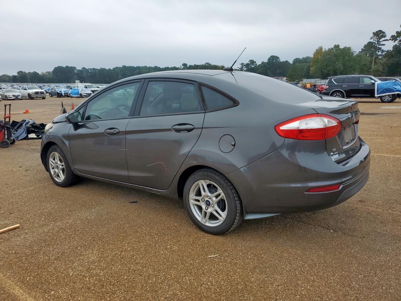 2017 Ford Fiesta - zdjęcie 2