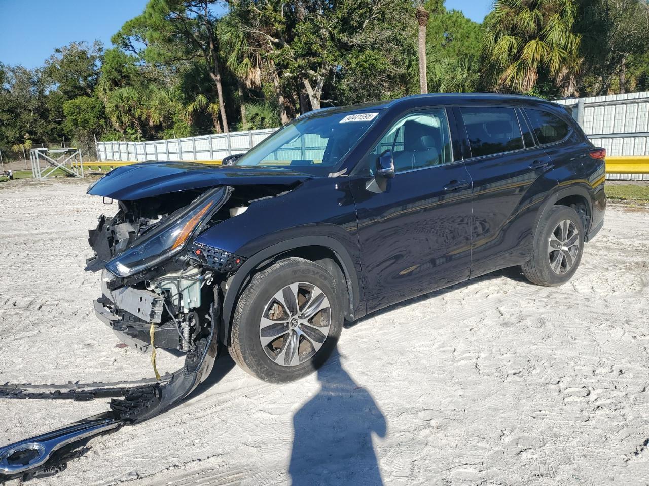 2021 Toyota Highlander Xle - zdjęcie główne
