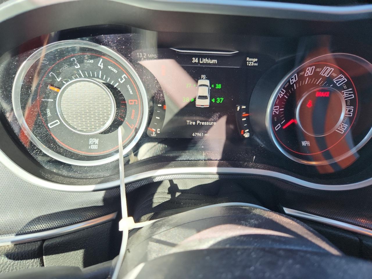 2016 Dodge Challenger - zdjęcie 9