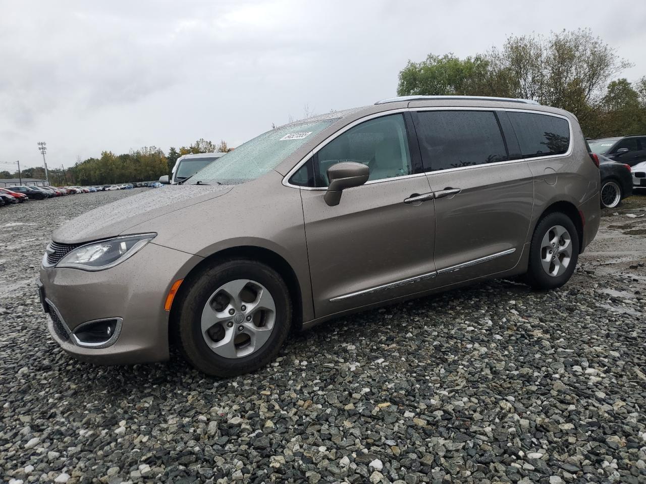 2017 Chrysler Pacifica - zdjęcie główne
