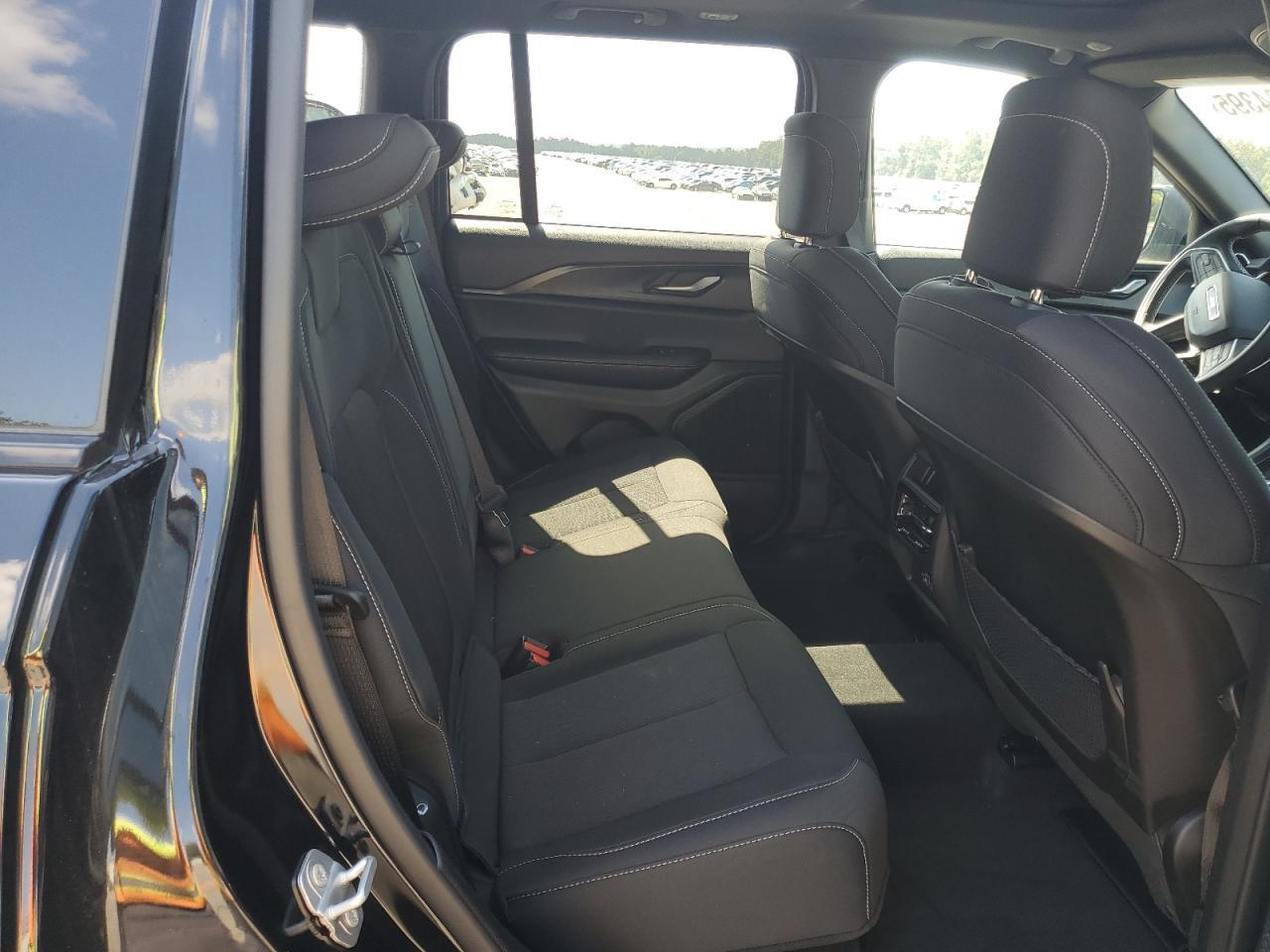 2025 Jeep Grand Cherokee Laredo - zdjęcie 11