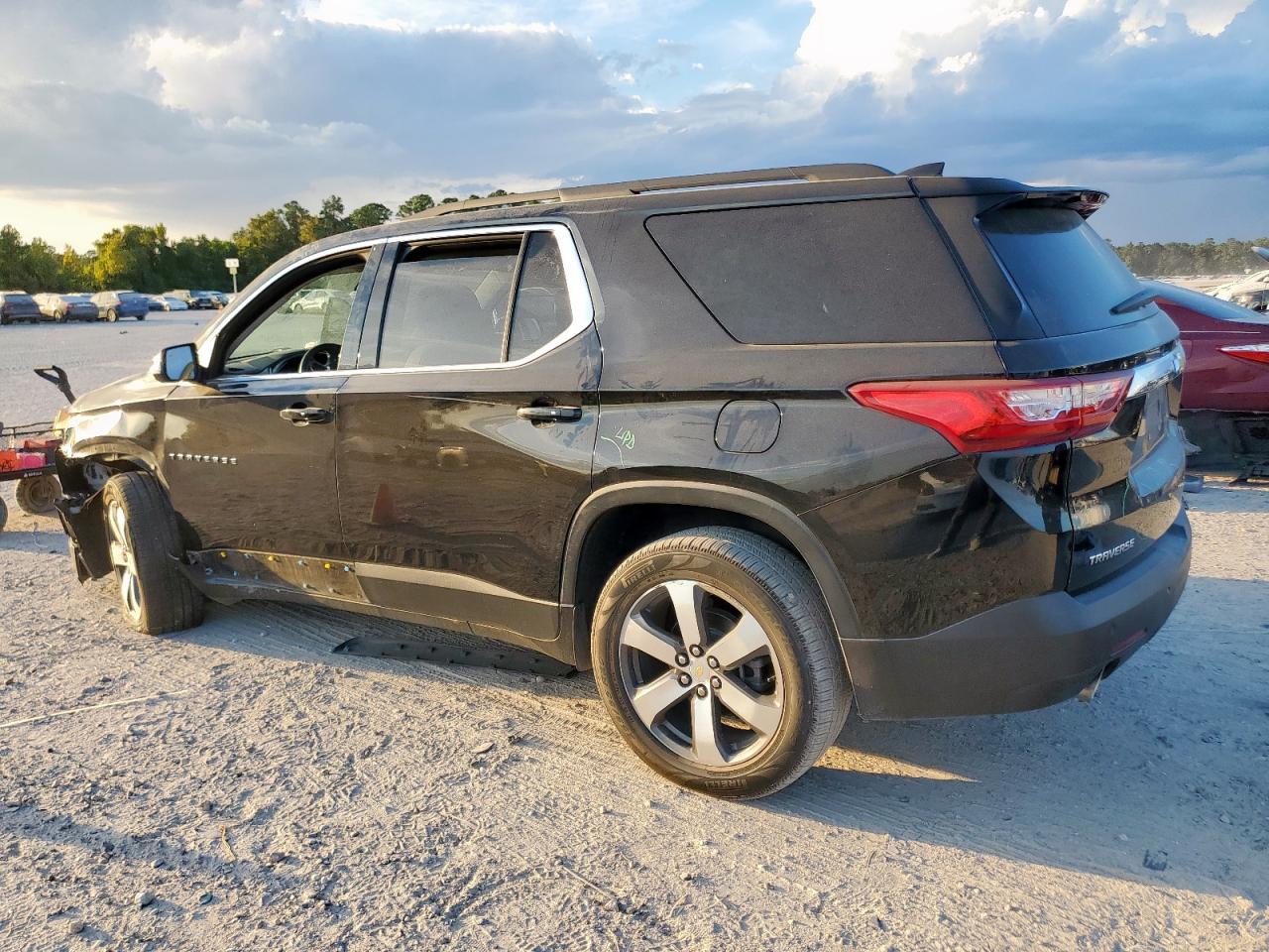 2021 Chevrolet Traverse Lt - zdjęcie 2