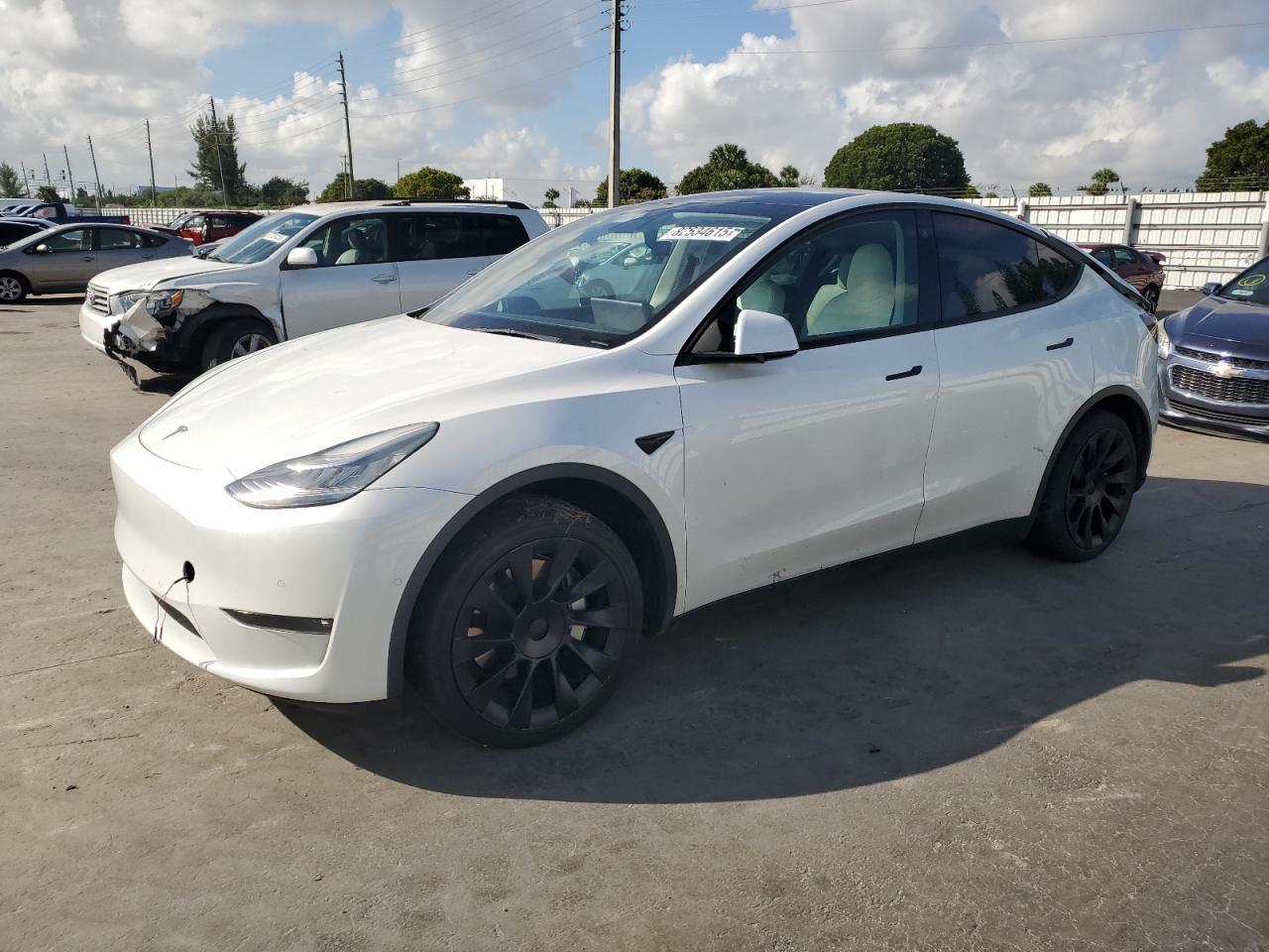 2021 Tesla Model Y - zdjęcie główne
