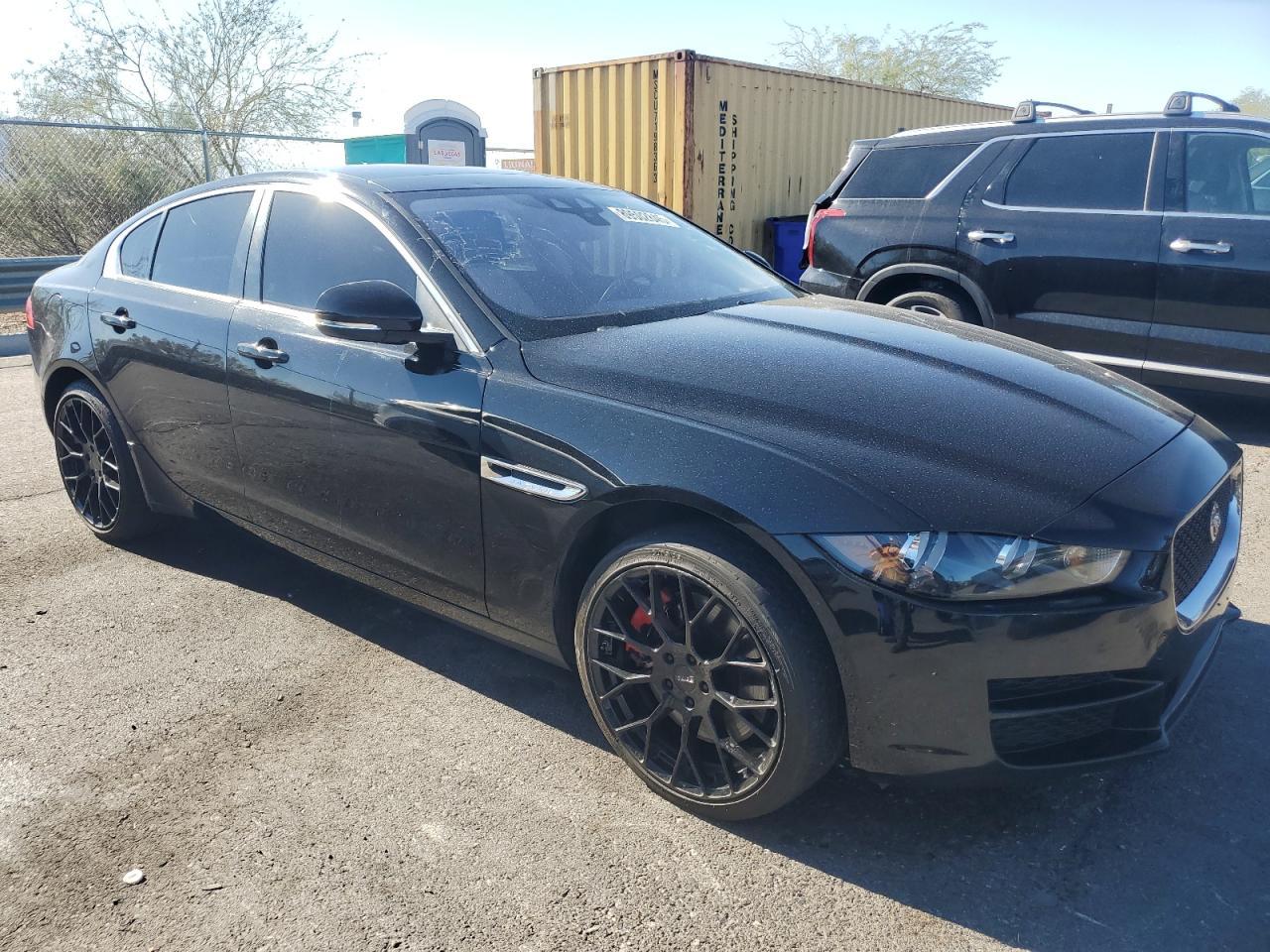 2017 Jaguar Xe Premium - zdjęcie 4
