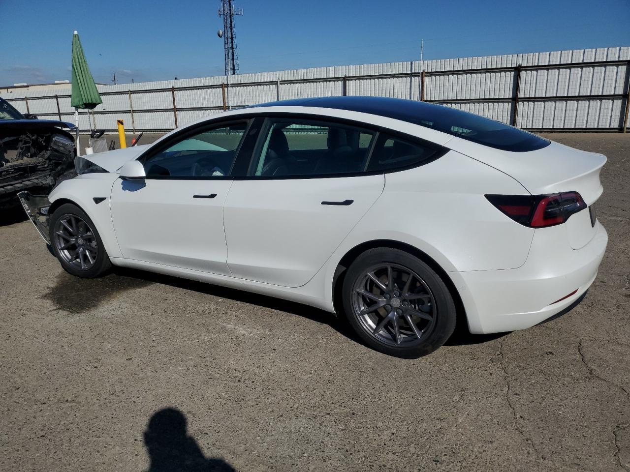 2021 Tesla Model 3 - zdjęcie 2
