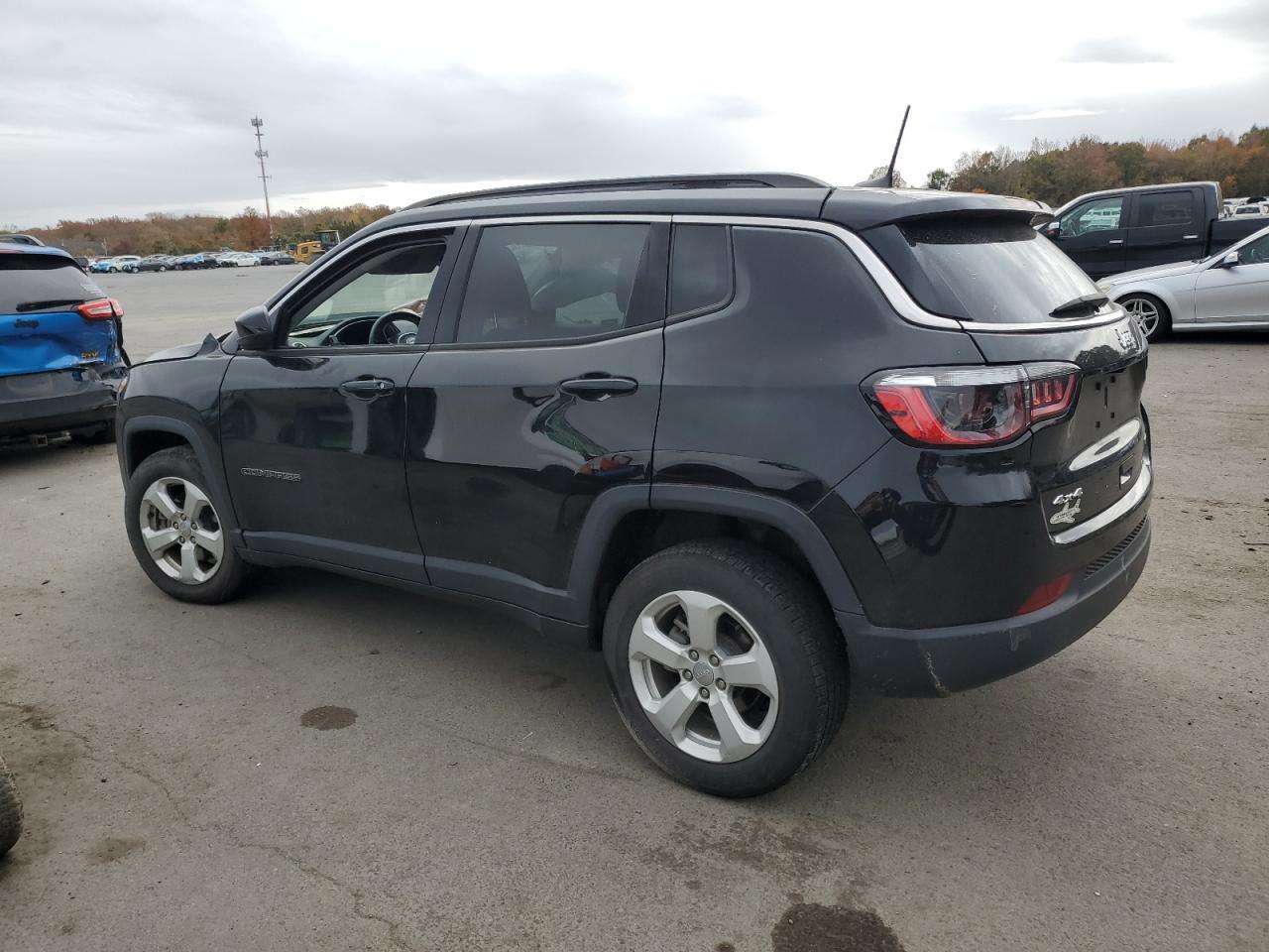 2021 Jeep Compass Latitude - zdjęcie 2