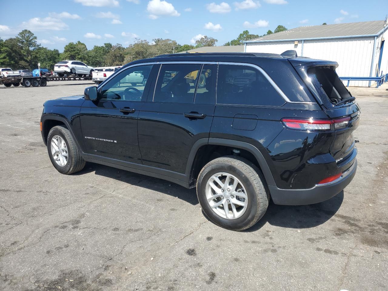 2025 Jeep Grand Cherokee Laredo - zdjęcie 2
